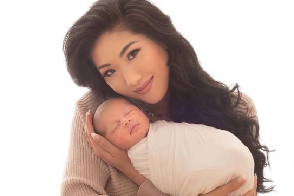 Sheena Sakai is carrying her baby Sheena Sakai married R Van Roosmalen.