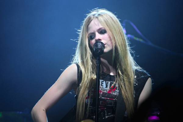 Avril Lavigne Net Worth - Income From Album Sales, Tours, Merch ...